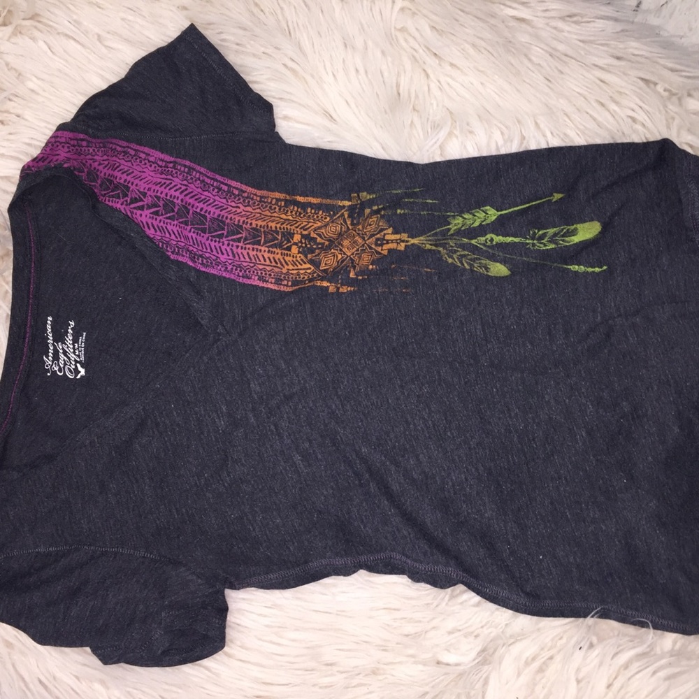 Grey tee with detailed rainbow feather